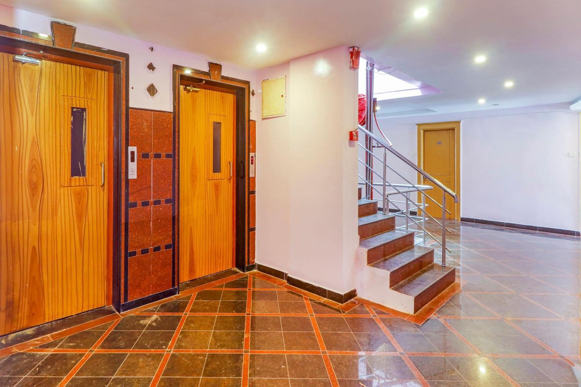 Super Collection O 77115 Vaishnavi Palace Hyderabad Bagian luar foto